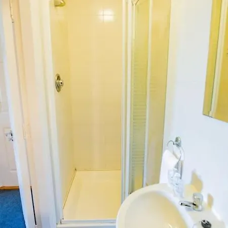 דירה Comfortable 3 Bedroom With Parking גלוואיי