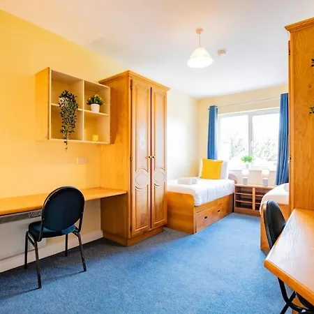 Comfortable 3 Bedroom With Parking *