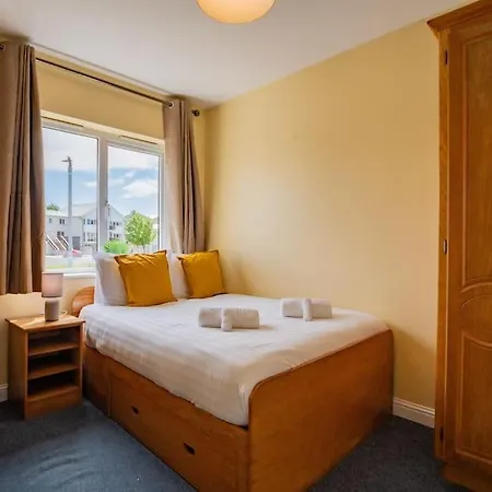 Comfortable 3 Bedroom With Parking גלוואיי