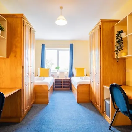 Comfortable 3 Bedroom With Parking * גלוואיי